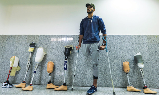 イスラエルによる16年間のガザ封鎖と現在も続く軍事攻撃は、障害者から車椅子や義肢などの必要な補助器具を奪っている。(AFP通信)