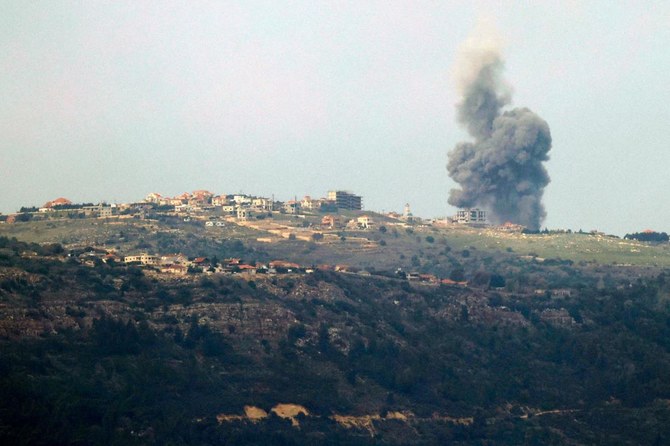 ガザ地区でイスラエルとハマス武装勢力との戦闘が続き、イスラエルとレバノンの国境沿いで緊張が高まるなか、2024年1月21日にレバノンとの国境沿いのイスラエル北部の地点から撮影されたこの写真には、伝えられているイスラエルの砲撃の際に、レバノンのマルカバ村上空に煙が立ち上る様子が写っている。（AFP）