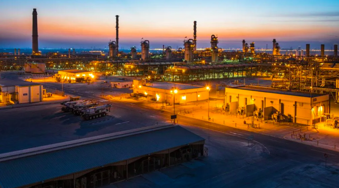 この契約には、サウジアラビアにおけるリヤス天然ガス液と呼ばれる新しい天然ガス液分留施設の開発も含まれている。アラムコ