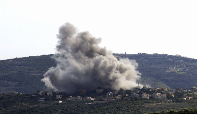 2024年1月22日、イスラエルとパレスチナ武装組織ハマスがガザで戦闘を続けており国境を越えた緊張が高まる中、イスラエル軍の空爆で同国との国境にあるレバノン南部のシヒネ村では煙が立ち込めている。（AFP）