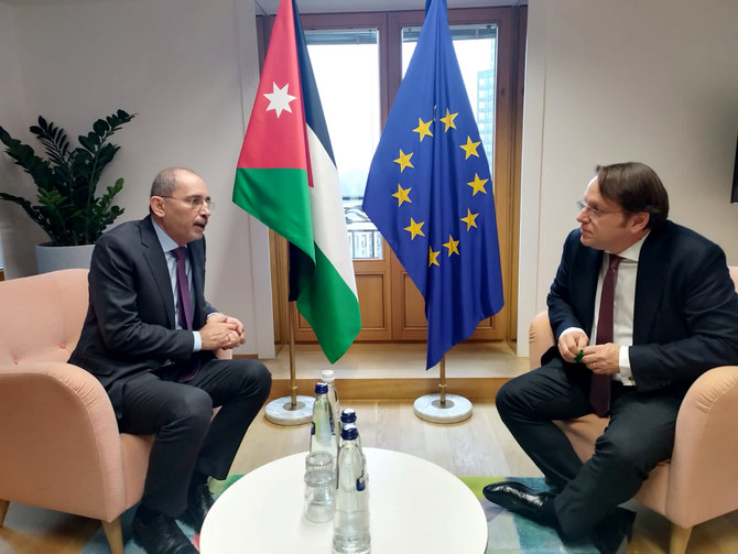 ブリュッセルでのヨルダンのアイマン・サファディ外相と欧州近隣政策・拡大交渉担当委員。（Petra）