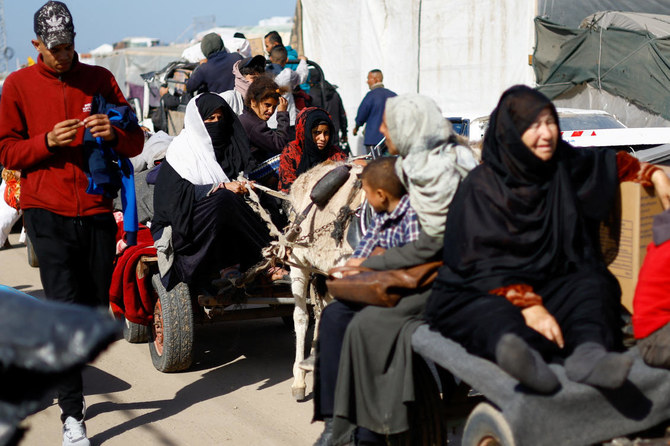 2024年1月22日、イスラエルの地上作戦のため、ハーン・ユーニスから逃れたパレスチナ人がガザ地区南部のラファに到着する様子。（ロイター）