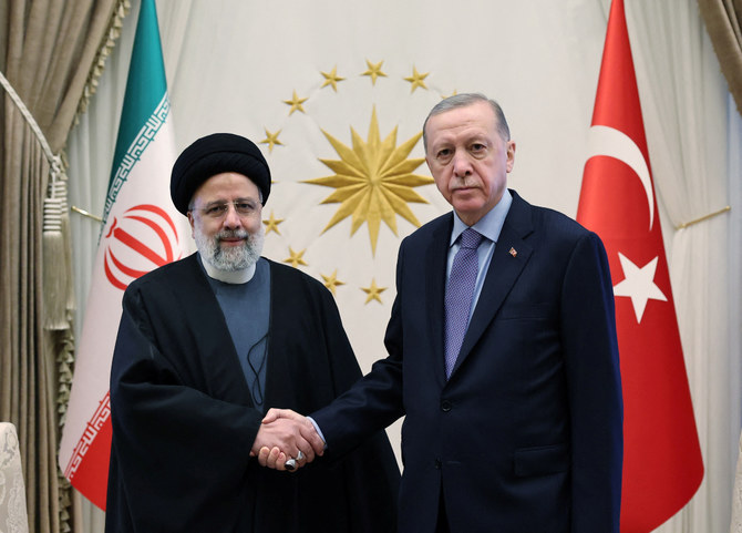 トルコのアンカラで、イランのイブラヒム・ライシ大統領と会談するトルコのエルドアン大統領。(ロイター）
