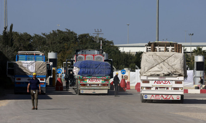 イスラエル側のケレム・シャローム国境検問所で、ガザ地区南部に入る前に安全検査を受ける人道支援物資を積んだエジプトのトラック。（AFP）