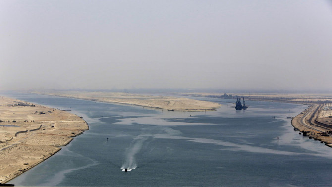 2015年8月6日、エジプトのイスマイリアで、スエズ運河の新エリアの入り口を警護する軍のゴムボート。（AP通信）