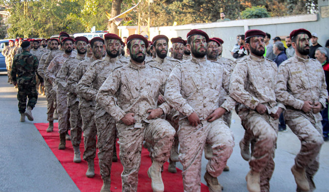 レバノン東部ベッカー渓谷のバールベック市で行われた「殉教者の日」を記念する軍事パレードで行進するレバノンのシーア派運動ヒズボラの戦闘員たち。（AFP）