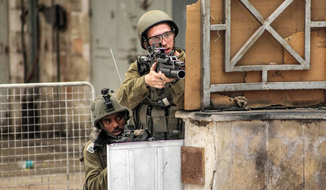 2023年7月4日、占領下にあるヨルダン川西岸地区のヘブロン中心部で、交戦中に狙いを定めるイスラエル軍兵士。(AFP）