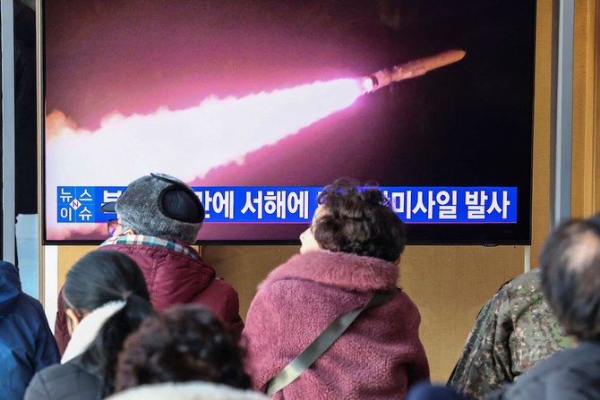 2024年1月30日、ソウル市内の鉄道駅で北朝鮮のミサイル実験を報じるテレビのニュース映像を見ている人々。（聯合ニュース/AFP通信）