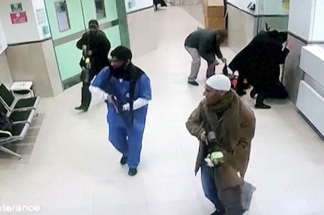 2024年1月30日火曜日。ヨルダン川西岸地区の町ジェニンにあるイブン・シーナ病院の廊下で、民間人と医療従事者に変装したイスラエル軍が武器を構えている。（AP）