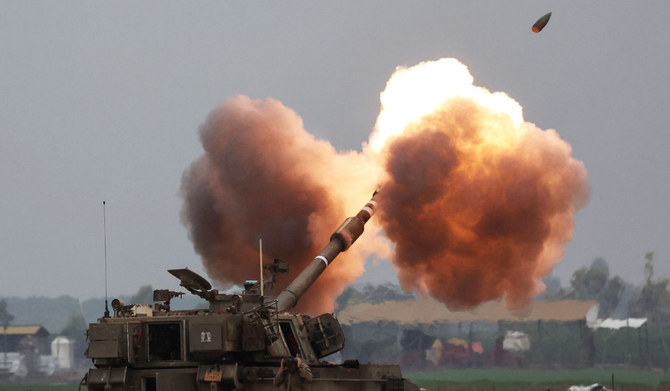 2023年12月14日、イスラエル南部の国境地帯からガザ地区を砲撃するイスラエル軍の戦車。（AFP）