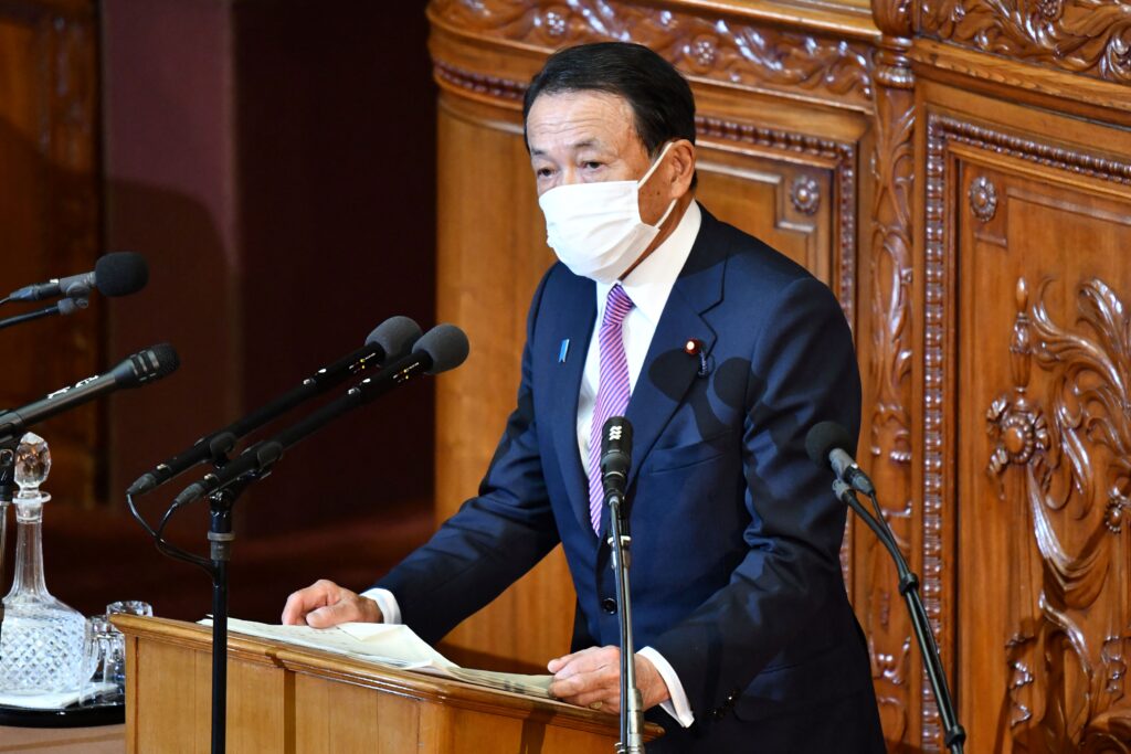 首相は１９日、麻生氏や茂木派会長の茂木敏充幹事長と党本部で個別に会談し、岸田派の解散方針を説明。(AFP)