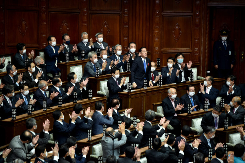 座長の林芳正官房長官は会合にメッセージを寄せ、「政治の信頼回復を図る観点から、けじめをつける意味で、宏池会を解散する方針とした」と表明した。(AFP)