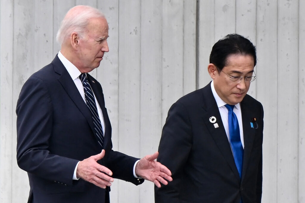 2023年5月19日、広島で開催されたG7首脳会議の一環として行われた献花式で、岸田文雄首相（左）と談笑するバイデン米大統領。(AFP＝時事）