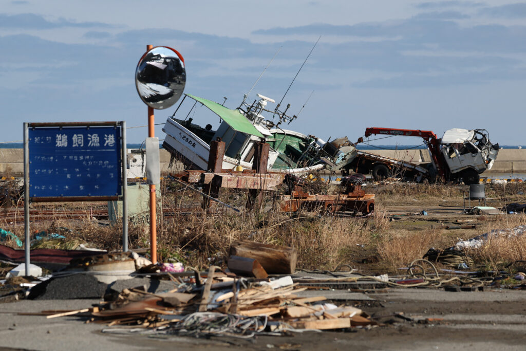 「水がないので、洗濯も入浴もできない」と、被災した沿岸部の町、珠洲市に住む68歳のビンサキ・ヨシオさんは、家に持ち帰るために20リットル入りの水のタンクを車に運ぶ準備をしながら語った。（AFP）