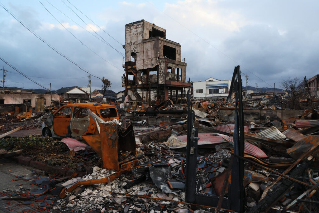 2024年1月15日、石川県能登地方を襲ったマグニチュード7.5の大地震から2週間後、被災した輪島市で火災に見舞われた以前の人気の観光地を撮影。(AFP＝時事）