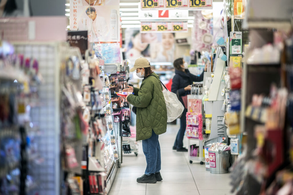 2024年1月19日、東京・吉祥寺の商店街で商品の棚を眺める客。（AFP）