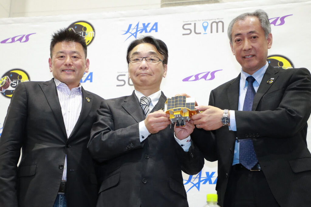 2024年1月20日未明、東京から南方の神奈川県相模原市で行った記者会見で、ポーズをとる(左から)JAXA宇宙科学研究所(ISAS/JAXA)副所長の藤本正樹氏、同所長の國中均氏(中央)、JAXA理事長の山川宏氏(右)。(AFP)