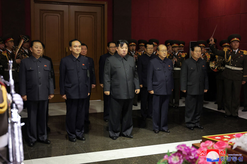 北朝鮮はロシアとの関係を積極的に強化しており、金正恩(キム・ジョンウン)総書記が9月にロシアを訪問し、プーチン大統領と首脳会談を行ったことでも注目された。(AFP=時事)