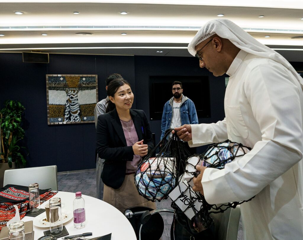 このイベントには、学生、アーティスト、在クウェート日本大使館の外交官らが集まった。(提供)