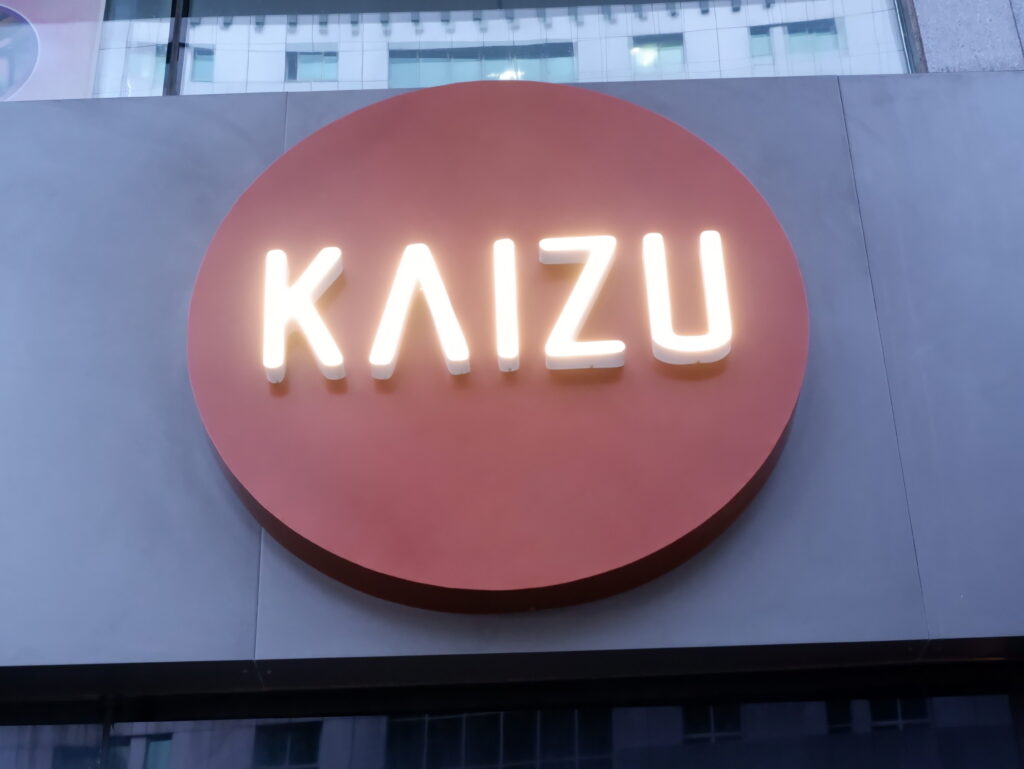 レストランはアル・ザヒヤ通りにあり、午後1時から午後11時まで営業している。(提供)