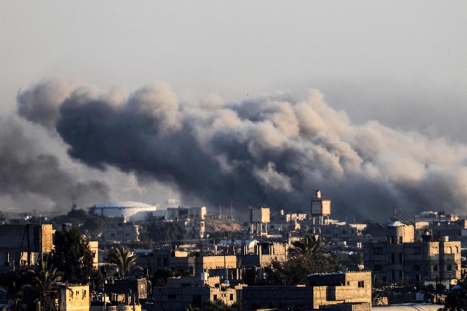 イスラエルとパレスチナの武装組織ハマスとの戦闘が続く中、イスラエル軍の砲撃によりガザ地区南部のハーン・ユーニス上空で煙が立ち上がる様子をラファから撮影した写真。2024年1月22日撮影。（AFP）