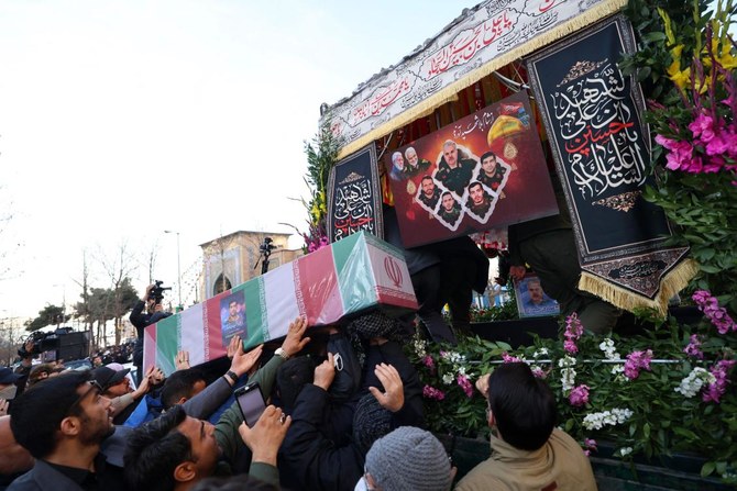 ダマスカスでイスラエルの攻撃により死亡したイラン革命防衛隊（IRGC）メンバー3人の葬儀に参列するテヘランの弔問客。（AFP）