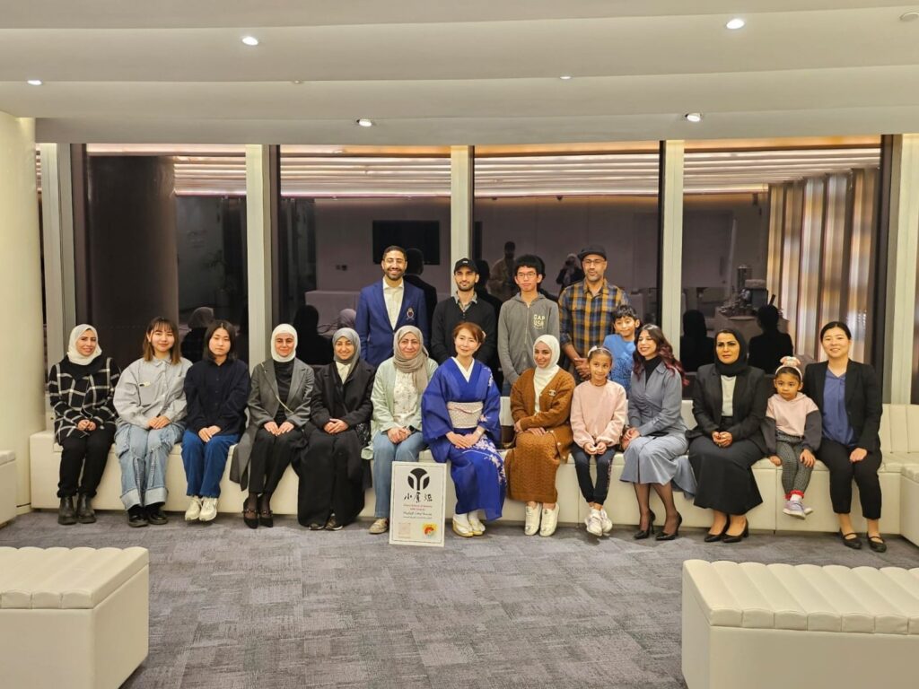 生け花講師の大木春慧氏が、伝統的な花の生け方を参加者に披露した。(X/@japanemb_kuwait)