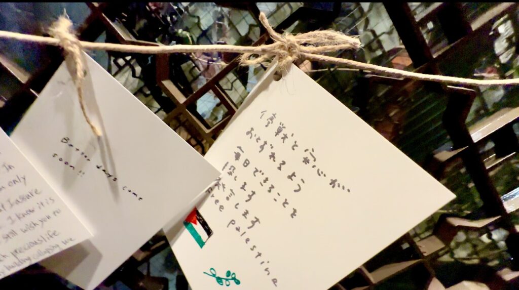 参加者はガザの人々に共感し、パレスチナの平和とガザ地区の再建への希望を表明する手紙やカードを書いた。(ANJ)