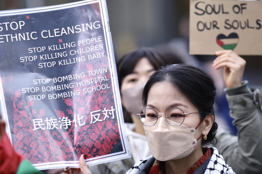 デモ隊は多くの人で賑わう東京・新宿に集まり、駐日イスラエル大使館に向かって行進しながら、即時停戦を求め、ガザ民間人への爆撃を非難した。(ANJ)