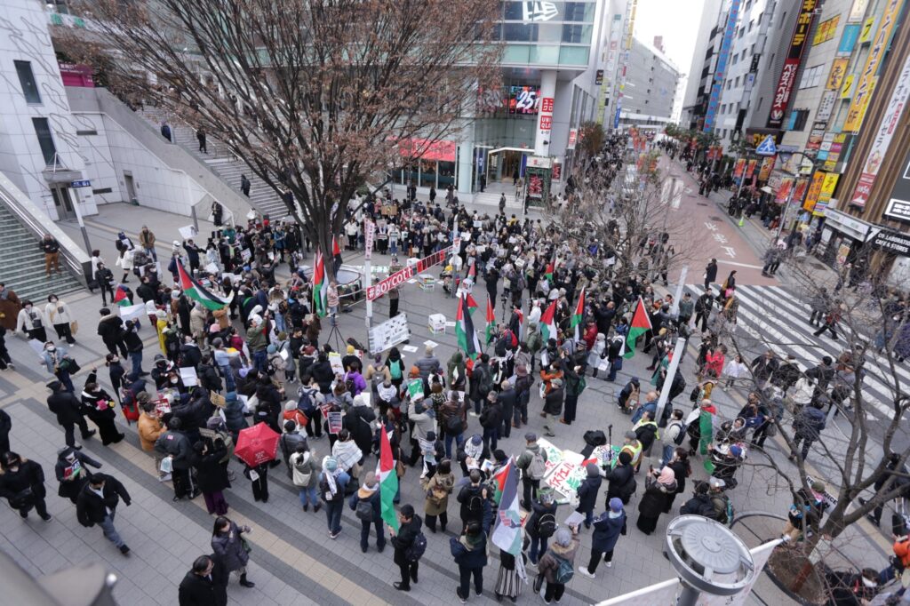 デモ隊は多くの人で賑わう東京・新宿に集まり、駐日イスラエル大使館に向かって行進しながら、即時停戦を求め、ガザ民間人への爆撃を非難した。(ANJ)