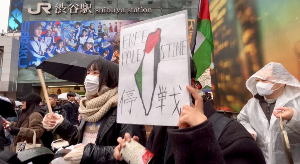 渋谷駅近くの繁華街で行われたこのデモはガザ地区でイスラエル軍がパレスチナ民間人に対して行なっている虐殺に関するさらなる情報を広めることを目的としていた。(ANJ)
