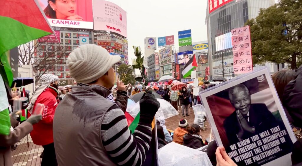 渋谷駅近くの繁華街で行われたこのデモはガザ地区でイスラエル軍がパレスチナ民間人に対して行なっている虐殺に関するさらなる情報を広めることを目的としていた。(ANJ)