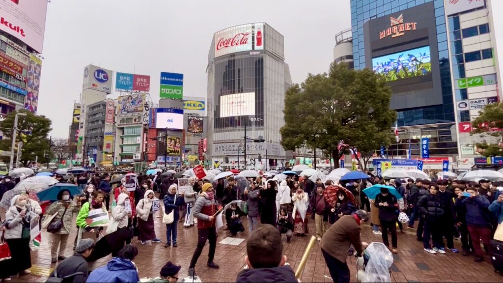 渋谷駅近くの繁華街で行われたこのデモはガザ地区でイスラエル軍がパレスチナ民間人に対して行なっている虐殺に関するさらなる情報を広めることを目的としていた。(ANJ)