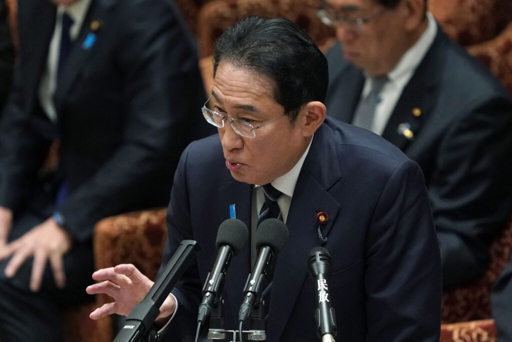 国会の衆院予算委員会で質問に答える日本の岸田文雄首相（2024年1月24日、東京）。（AFP）