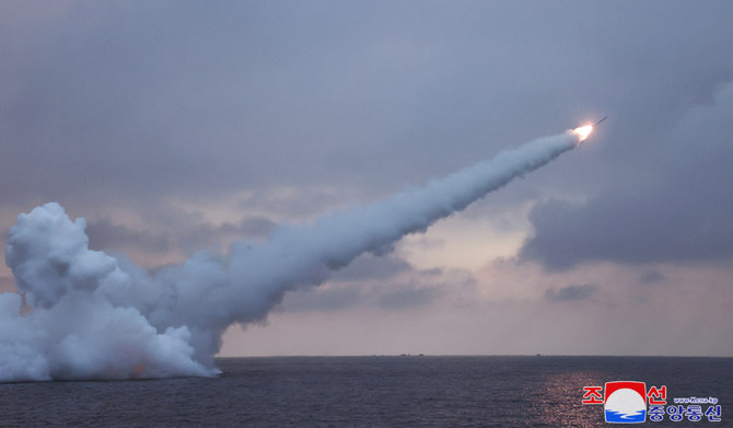 北朝鮮の非公開の場所で行われた潜水艦発射巡航ミサイルの発射実験だと思われる、朝鮮中央通信（KCNA）が2024年1月28日に掲載した写真。（ロイター）