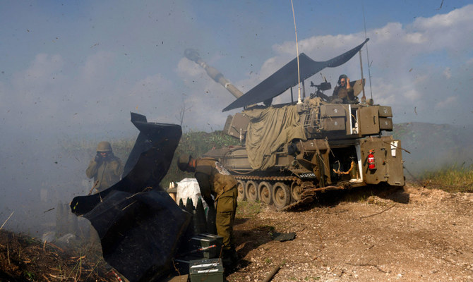 イスラエル北部のガリラヤ川上流域の拠点からレバノン南部を砲撃するイスラエル軍の戦車。2024年1月4日。（AFP）
