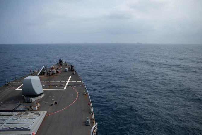 この画像では、アーレイ・バーク級誘導ミサイル駆逐艦「USSラブーン」が紅海を航行している。（資料/AFP）