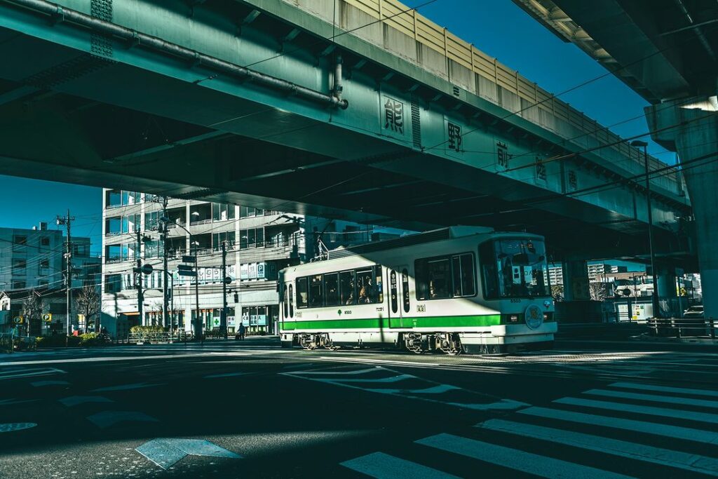 都バスの保有台数は２３年４月１日時点で１４４８台で、１２８系統が運行。営業距離は７６５．７キロメートルと国内有数の規模で、２２年度の１日当たりの乗車人員は約５７万３０００人に上る。ただ、その誕生は１９２３年に発生した関東大震災による副次的なものだった。(AFP)