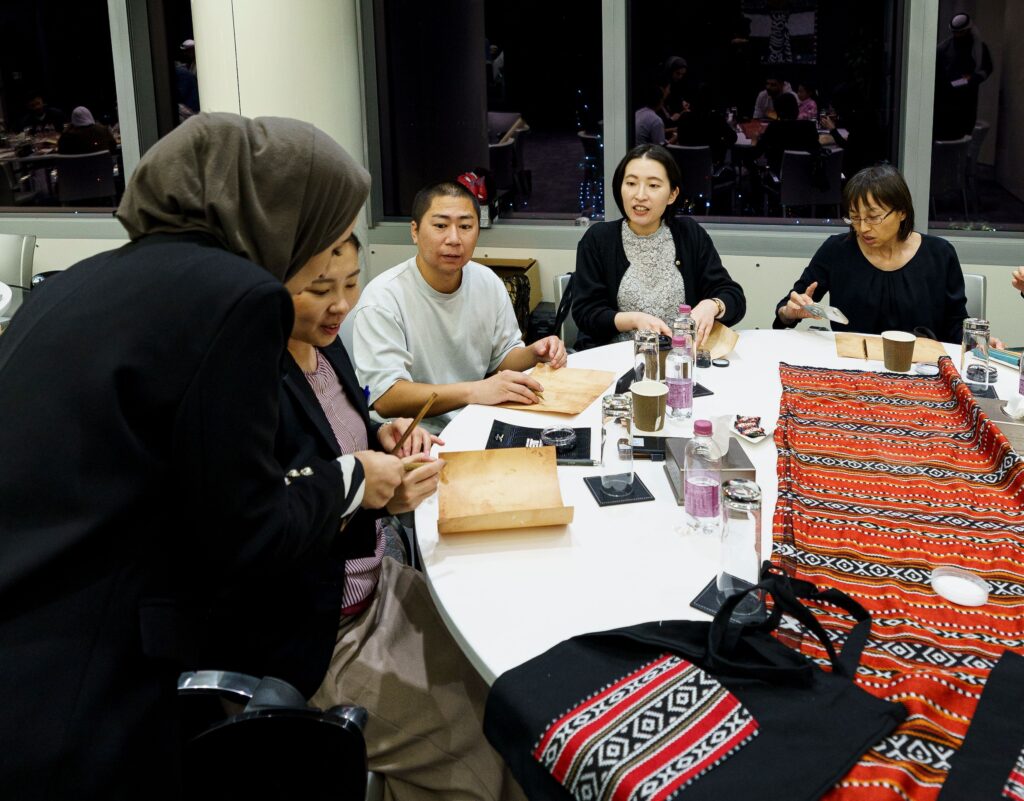 このイベントには、学生、アーティスト、在クウェート日本大使館の外交官らが集まった。(提供)