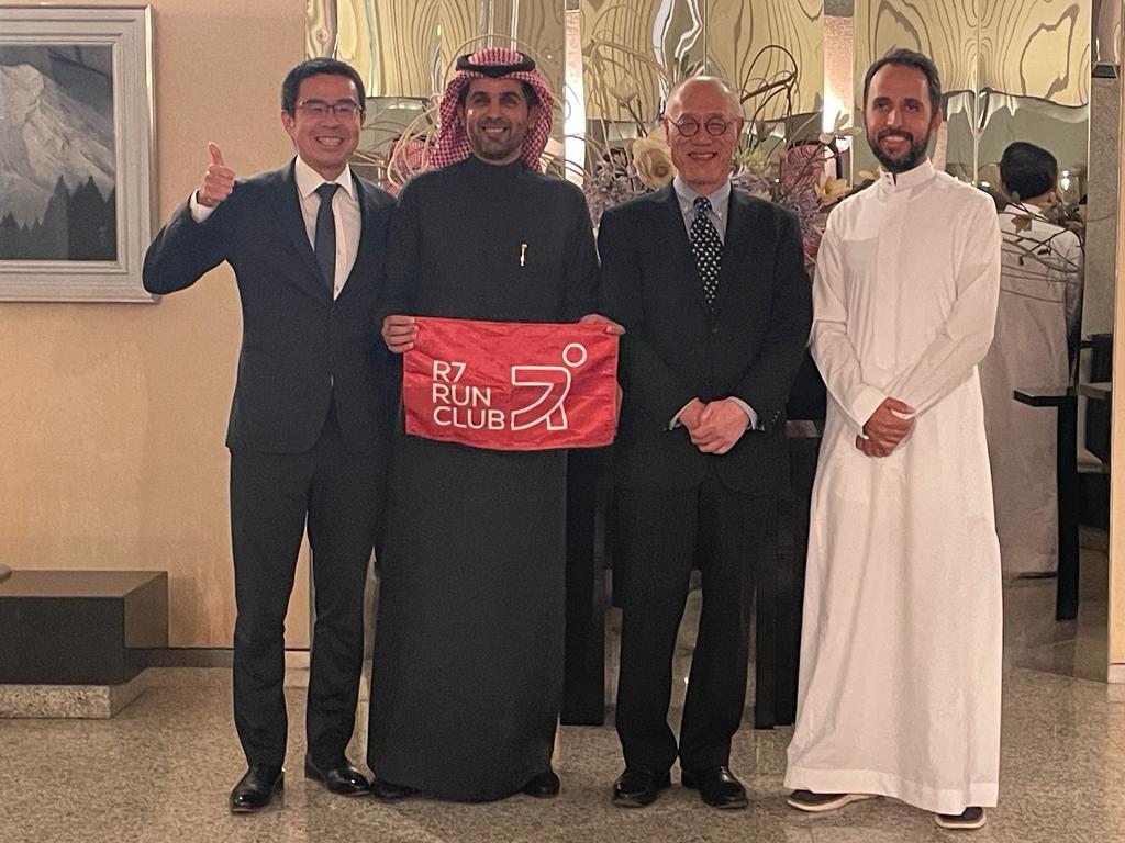 岩井文男駐サウジアラビア日本大使は1月8日、リヤドの大使館で王国のトップランナーと会見した。(ANJ写真)