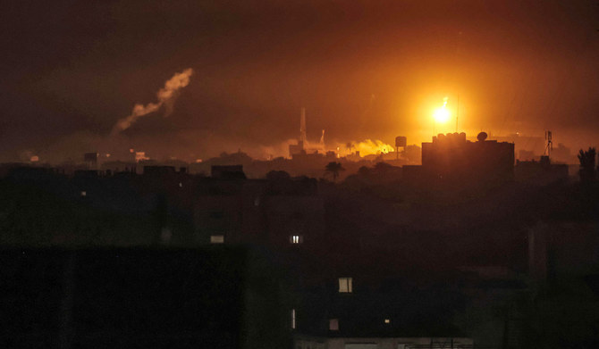 2024年1月7日深夜。イスラエルとパレスチナ過激派組織ハマスの紛争が続く中、ガザ地区南部のラファから撮影された、ハーン・ユーニス上空を照らすイスラエル軍の砲撃。（AFP）