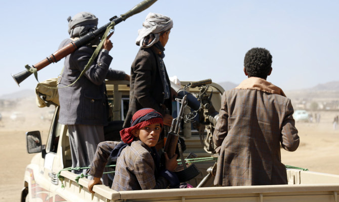 2024年1月14日、イエメンのサヌア近くのフーシ派軍事施設で、米国と英国の攻撃に反対する集会を開くフーシ派戦闘員と部族民。(AP通信)