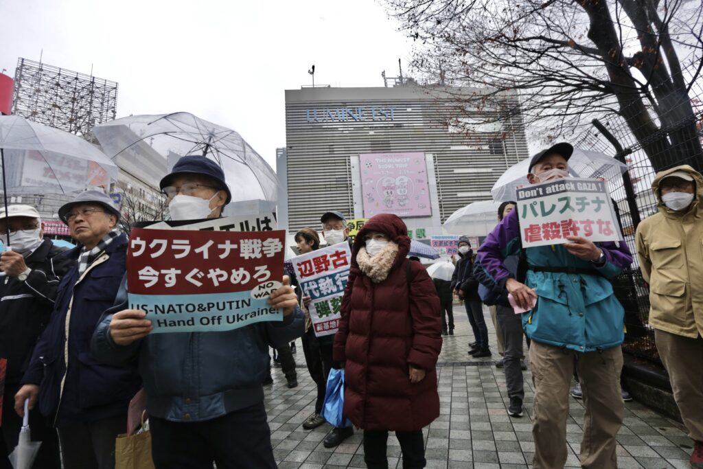 大勢の人が行き交う新宿駅近くに集まったデモ参加者たちは、パレスチナ自治区ガザでの戦争について強調し、世界的な紛争に拡大する恐れがあることを訴えた。彼らは、ジョー・バイデン米大統領や岸田文雄首相の退陣とイスラエル政府への支援の中止を求めた。(ANJ / Pierre Boutier) 