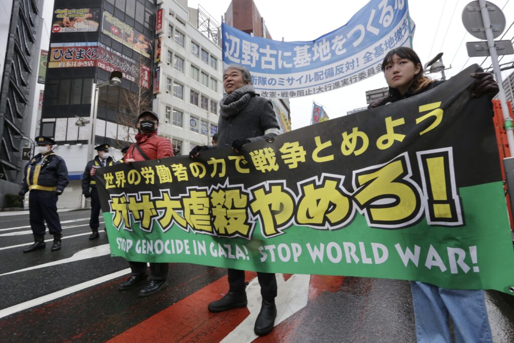 大勢の人が行き交う新宿駅近くに集まったデモ参加者たちは、パレスチナ自治区ガザでの戦争について強調し、世界的な紛争に拡大する恐れがあることを訴えた。彼らは、ジョー・バイデン米大統領や岸田文雄首相の退陣とイスラエル政府への支援の中止を求めた。(ANJ / Pierre Boutier) 