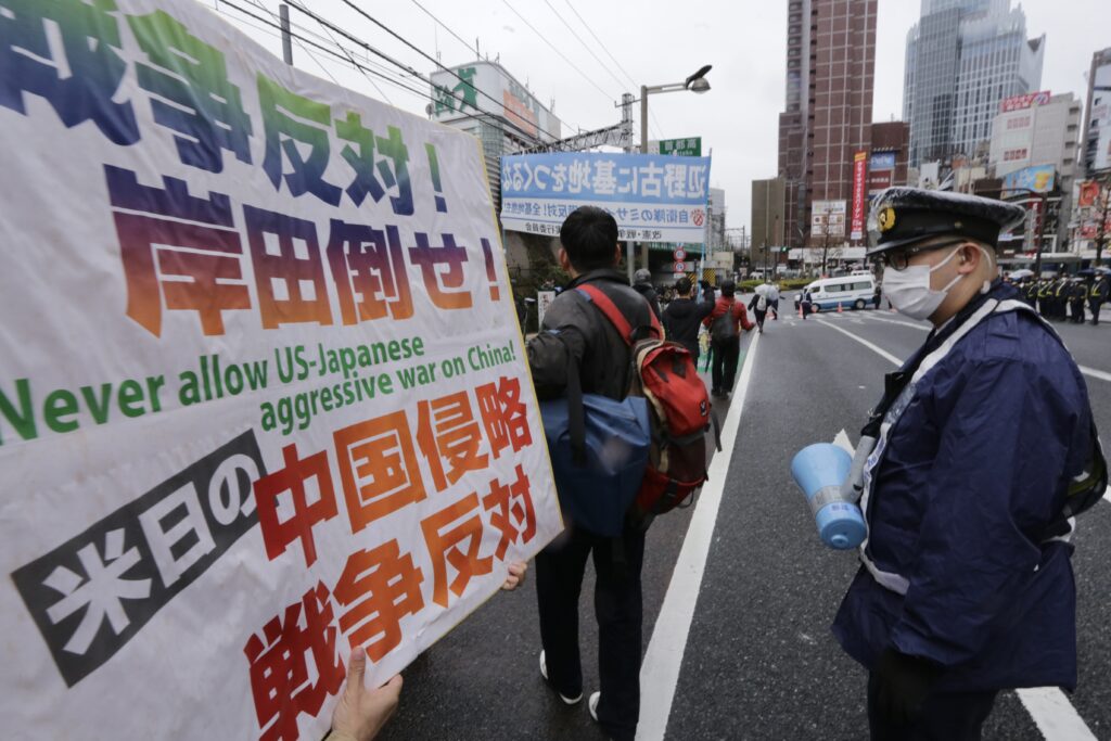 大勢の人が行き交う新宿駅近くに集まったデモ参加者たちは、パレスチナ自治区ガザでの戦争について強調し、世界的な紛争に拡大する恐れがあることを訴えた。彼らは、ジョー・バイデン米大統領や岸田文雄首相の退陣とイスラエル政府への支援の中止を求めた。(ANJ / Pierre Boutier) 