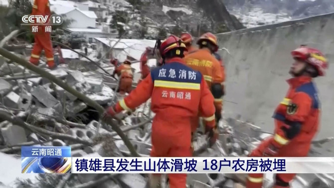 中国南西部雲南省の集落で発生した地滑りの直後、瓦礫の中を捜索する救助隊員たち。（AP通信）