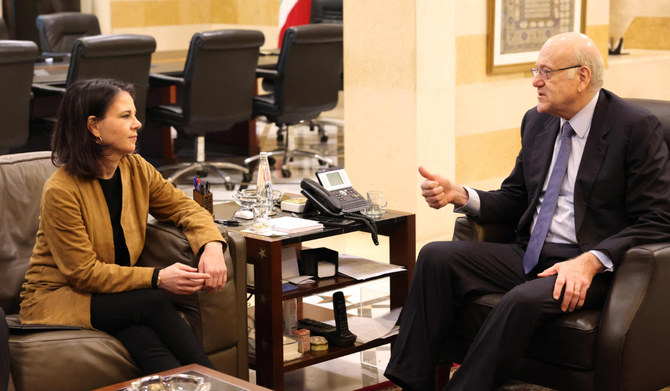 イスラエルとパレスチナの軍事組織ハマスの戦闘が続くなか、中東を訪れたドイツのアンナレーナ・ベアボック外相（左）はレバノンのナジーブ・ミカティ首相と会談した。2024年1月10日、ベイルート。（AFP）