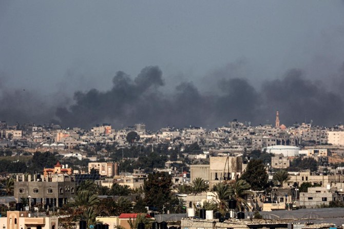 イスラエルの空爆により、ガザ地区南部のハーン・ユーニスの上空にあがる黒煙。ラファから撮影、2024年1月24日。（AFP）