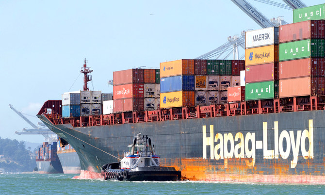 ハパックロイドは、ほかの海運会社と共に、より距離が長くコストのかかるアフリカを回るルートに変更した。Shutterstock