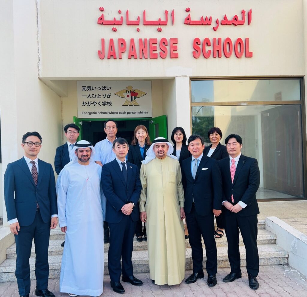 (左から右) 横山浩一氏(ドバイ日本人学校保護者の会会長)、モハメッド・シャラフ氏(シャラフグループ理事)、今西淳氏(在ドバイ日本国総領事)、シャラフディン・シャラフ氏(シャラフグループ副会長)、中川勝弘氏(日本人会会長)、清宮貴司氏(ドバイ日本人学校学校運営理事会理事長)提供)